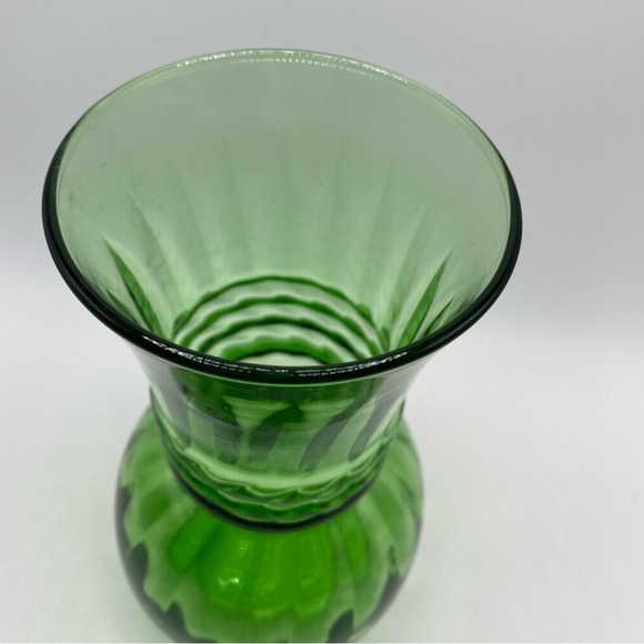 Vintage Green Glass Vase Swirl Ribbed Pattern Small 7.5 inches - Picture 2 of 3